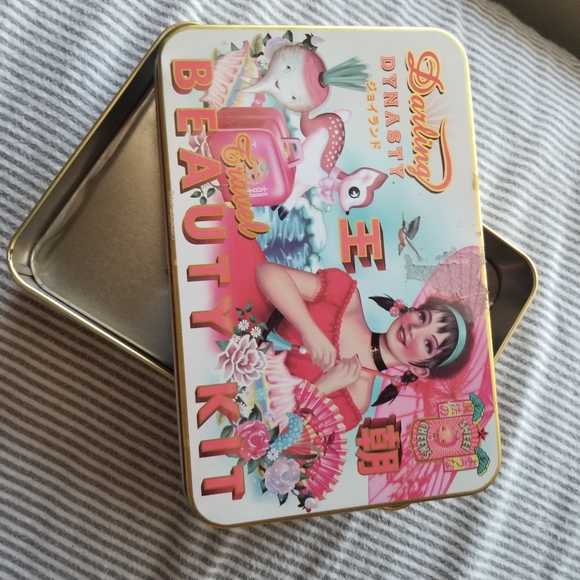 Japenese inspired metal tin travel beauty case - Picture 2 of 5